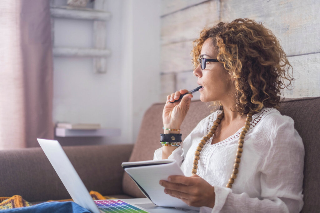 Femme pensant à organiser son travail
