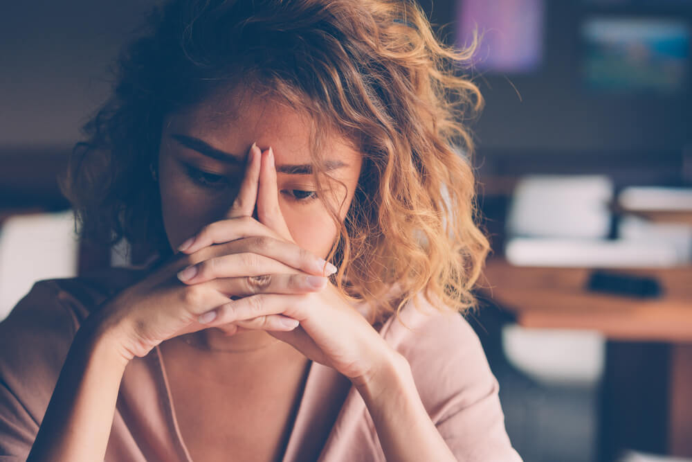 Mujer pensando en el miedo al quirófano