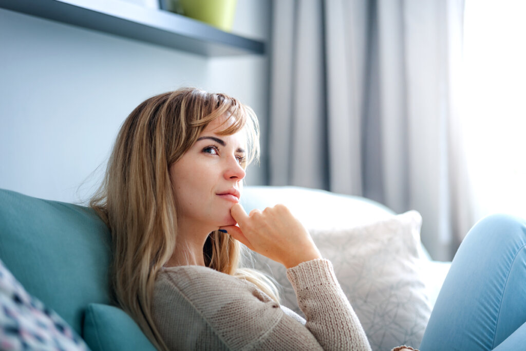 Femme pensant aux solutions