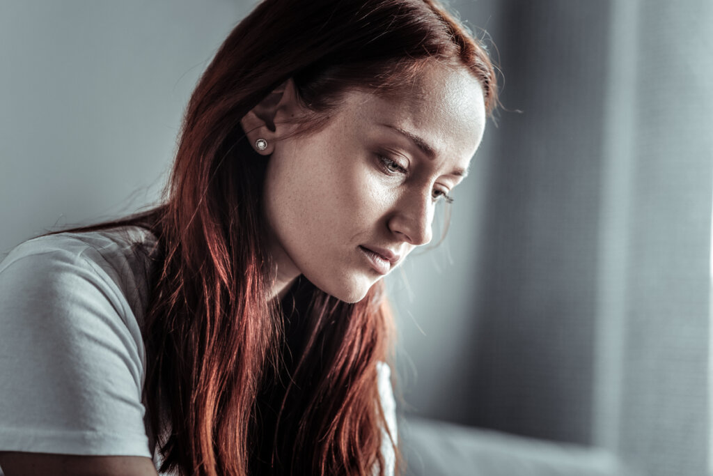 Mujer preocupada e infeliz