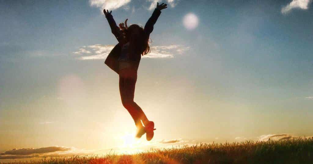Chica saltando feliz por saber ¿Qué es la excelencia? 