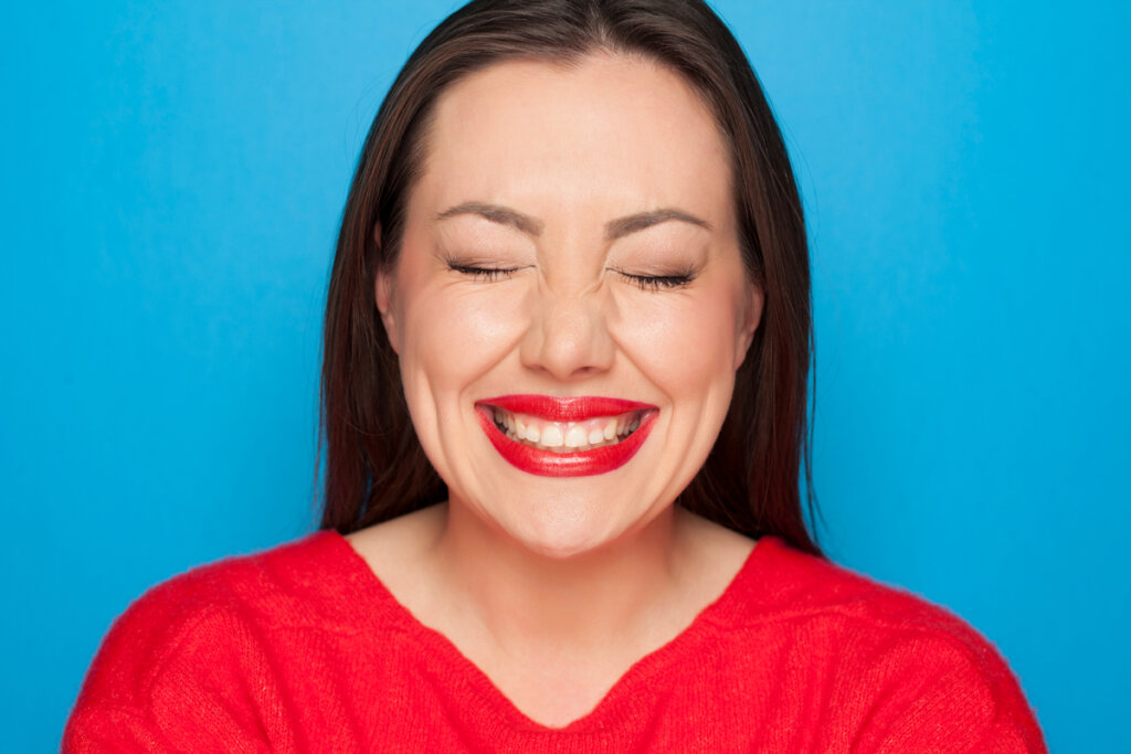 Woman with forced smile by pop psychology