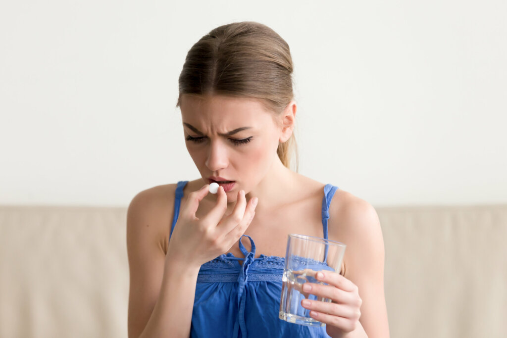 Mujer tomando una pastilla