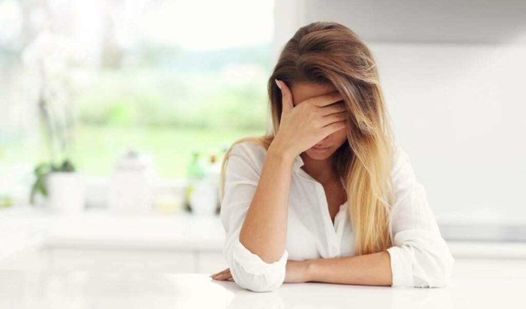 Fille se demandant pourquoi ai-je de l'anxiété ?