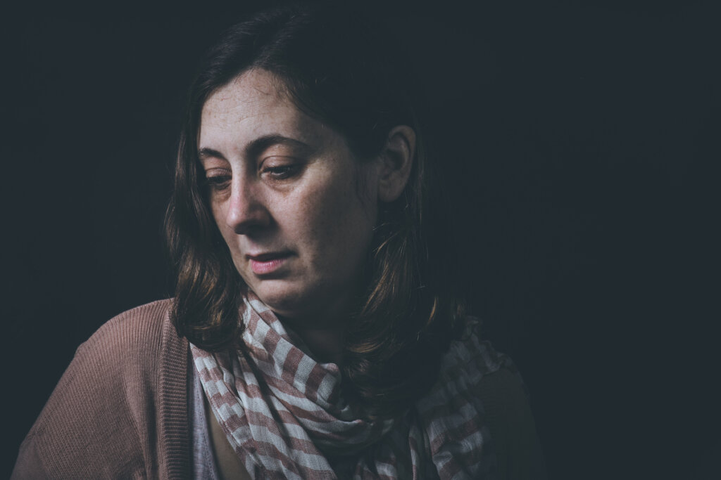 Mujer con síntomas de adicción