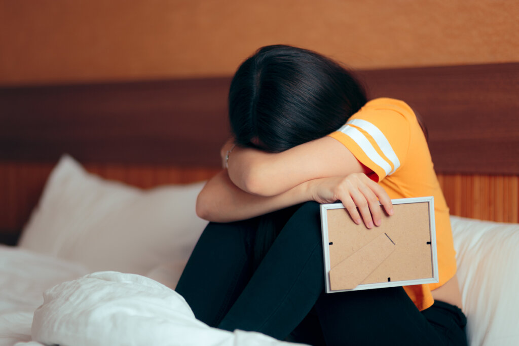 Mujer triste por recuerdos