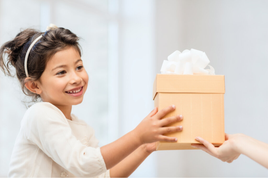 Niña abriendo un regalo