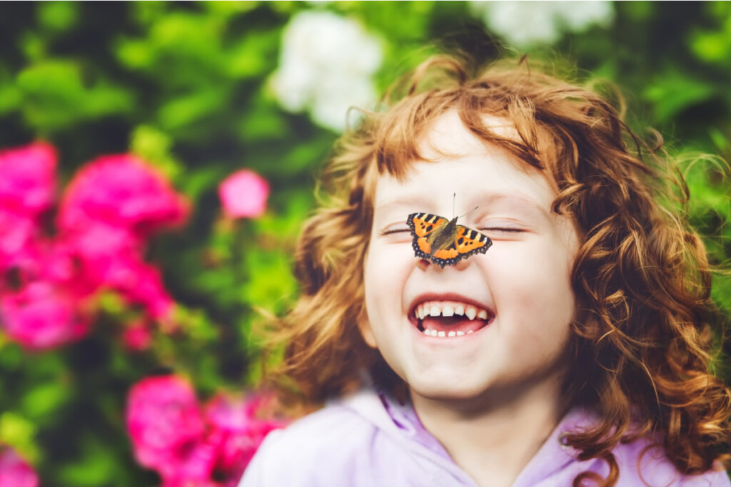 Niña mirando una mariposa