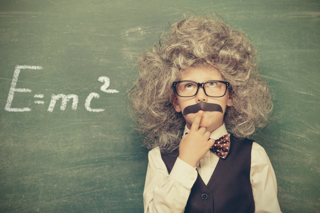Niño simulando a Albert Einstein