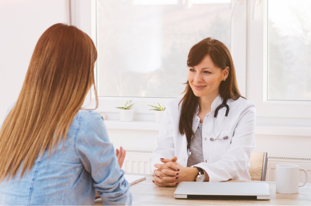 Paciente hablando con médico