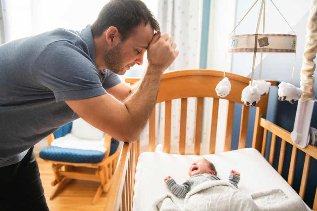 Padre con bebé llorando