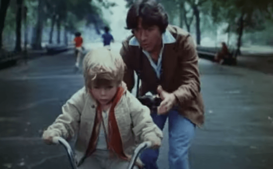 Padre e hijo montando en bici