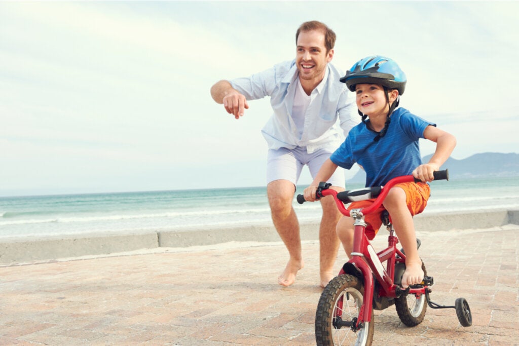 Padre pasando tiempo con su hijo en bici