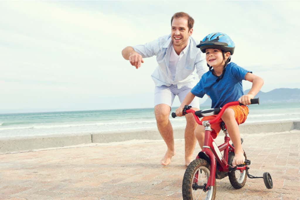 Padre pasando tiempo con su hijo en bici