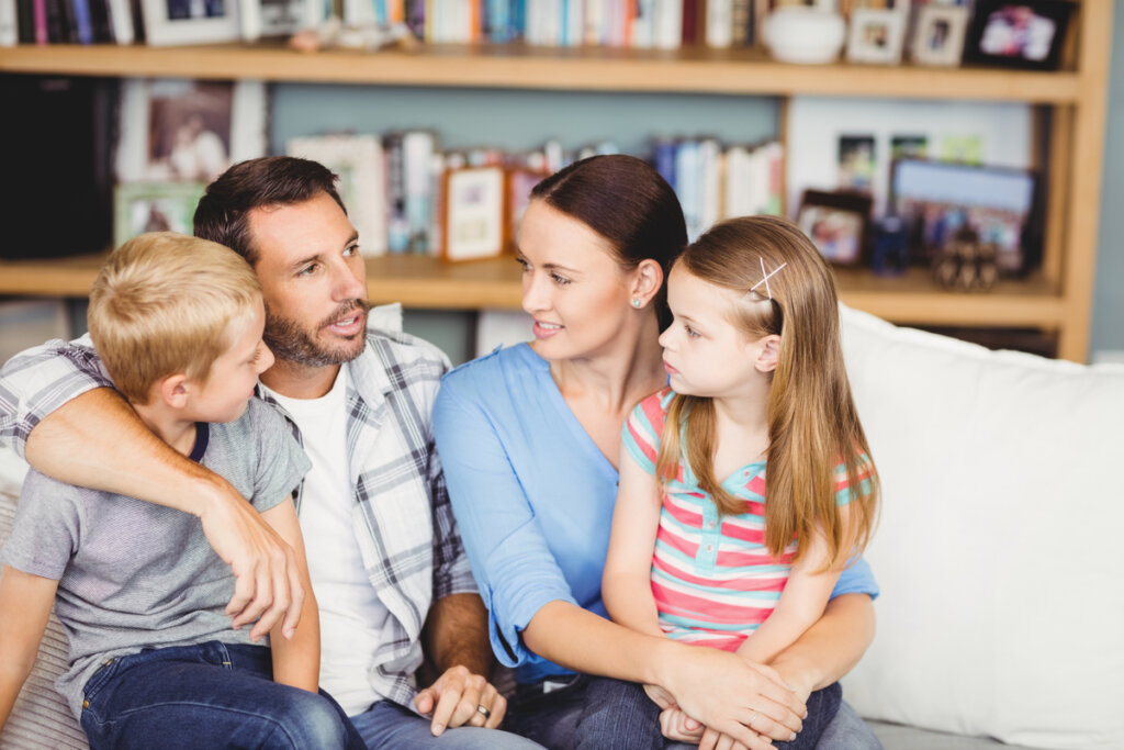 Les parents parlent à leurs enfants pour représenter comment nos parents ont façonné notre personnalité