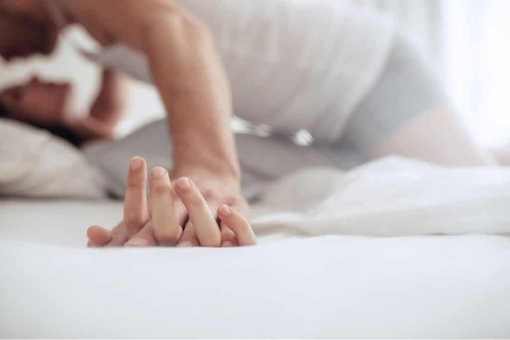 Pareja en la cama pensando en las razones por las que una pareja deja de tener relaciones sexuales