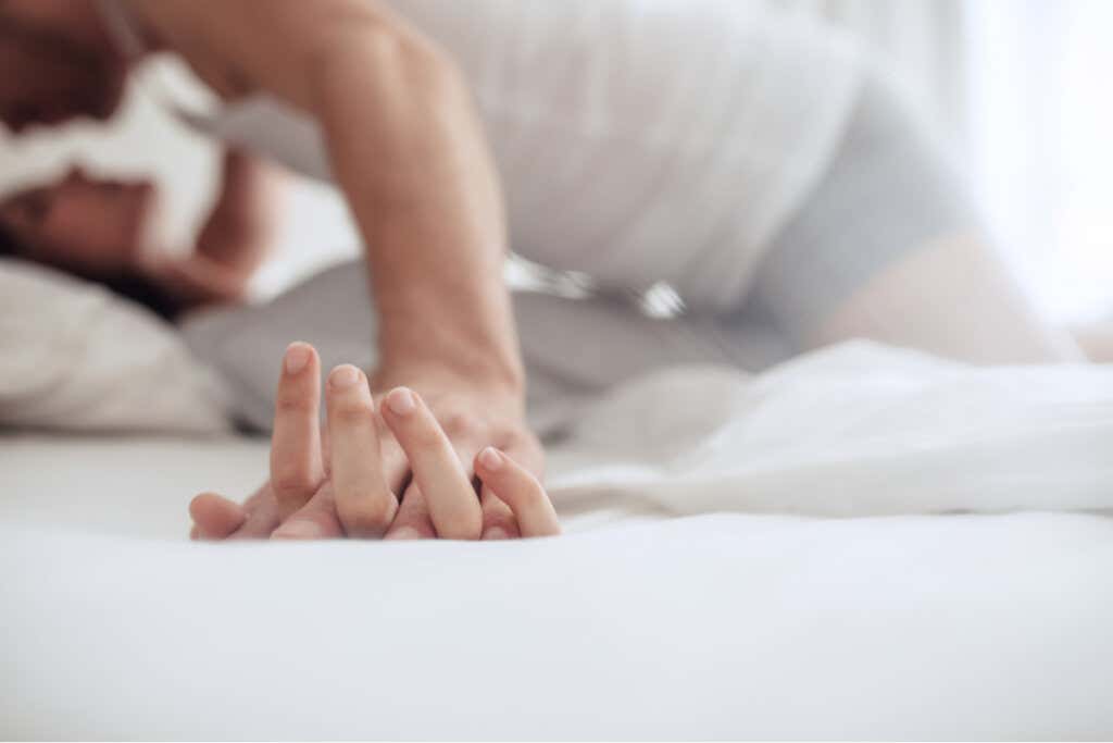 Paar im Bett genießt das sexuelle Verlangen