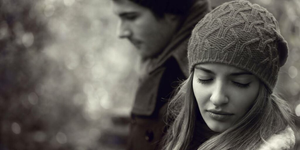 Chica triste simbolizando la tristeza por tener a personas que no te miran a los ojos