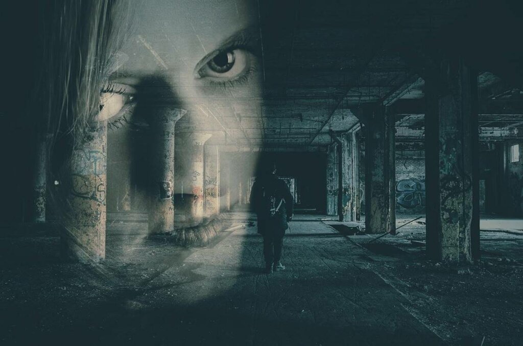 Mujer en un pasadizo oscuro