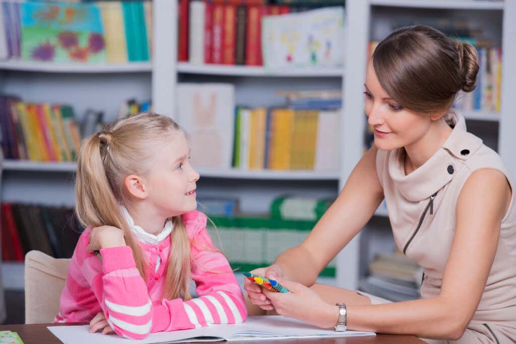 Psicóloga con una niña