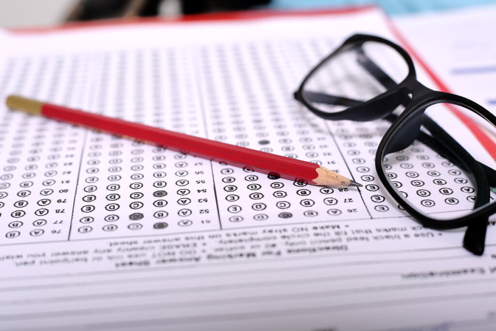 Test con gafas y lápiz