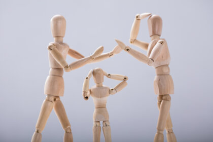 La triangulación narcisista: poner a un tercero en contra