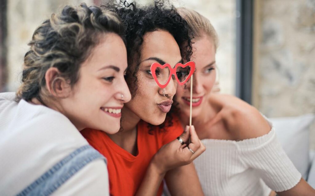 Tres amigas juntas representando que no se puede vivir sin amigos