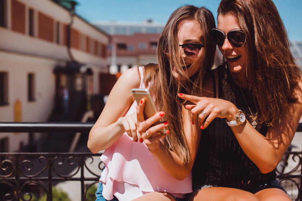 Amigas viendo redes sociales