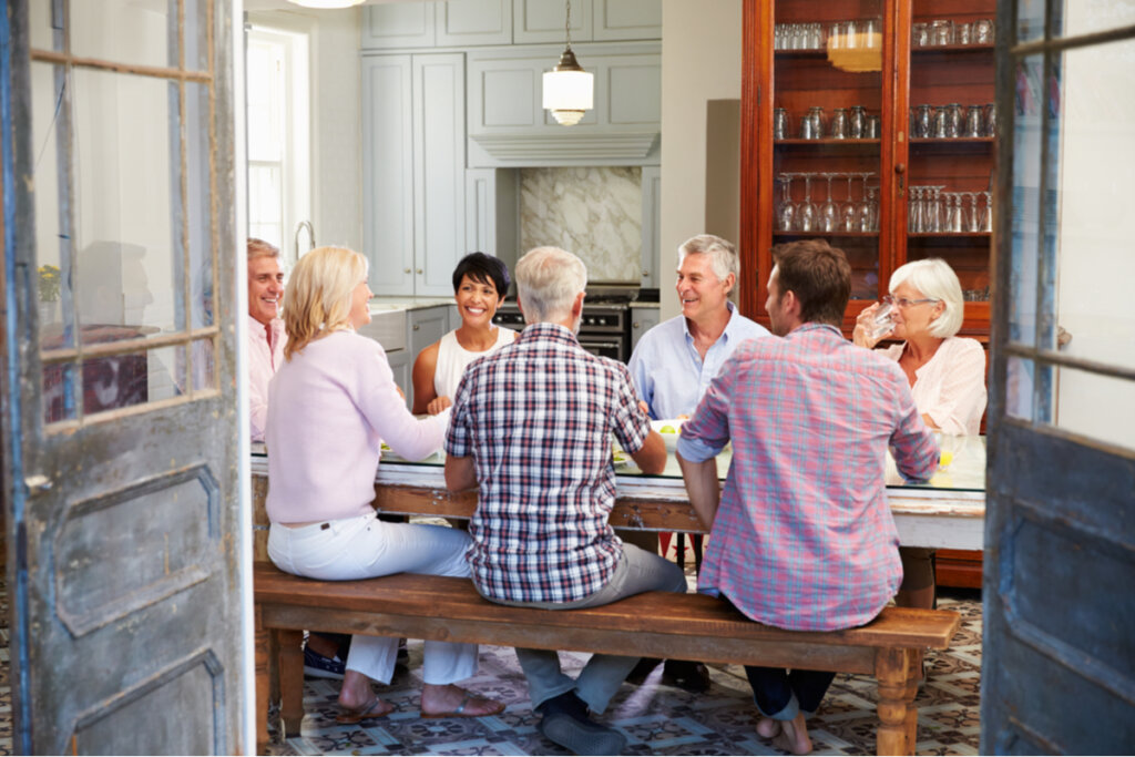 Amigos comiendo juntos
