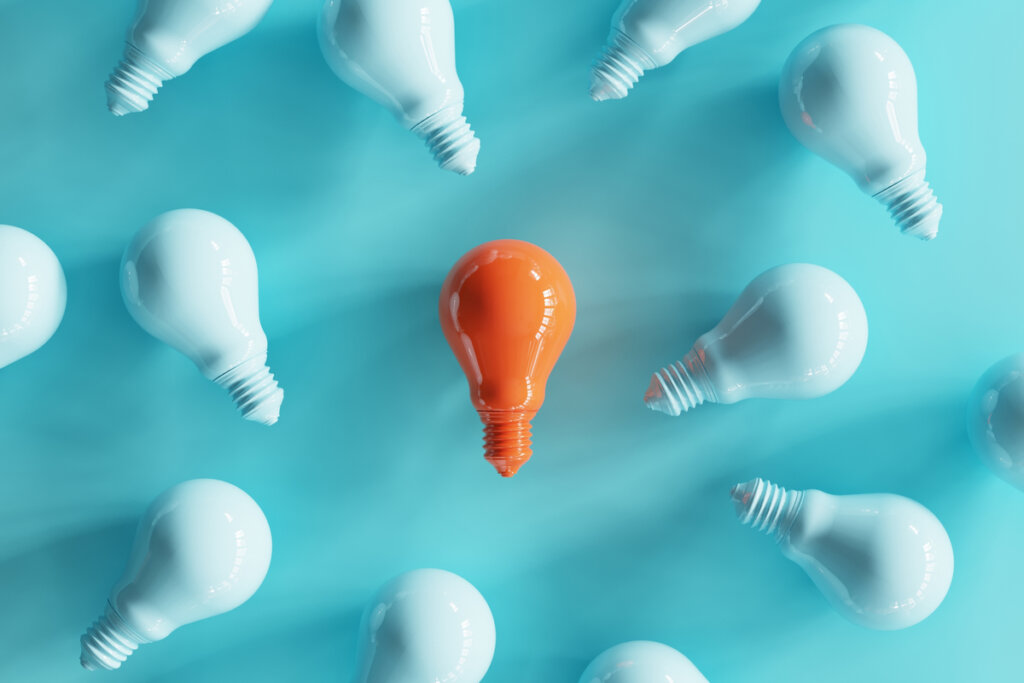 Bombilla de color para representar la creatividad