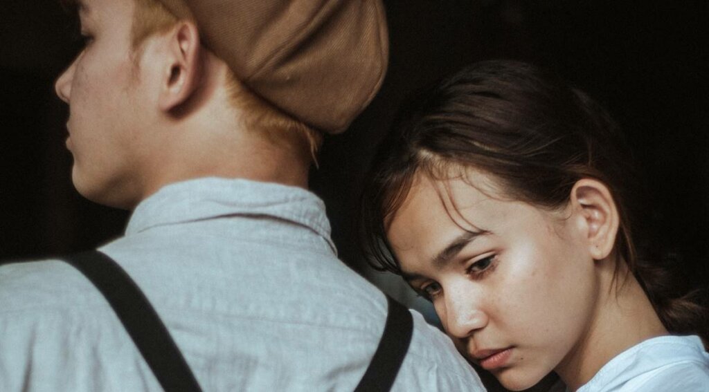 Chica apoyada en el hombro de un chico pensando en su TOC de amores o relacional