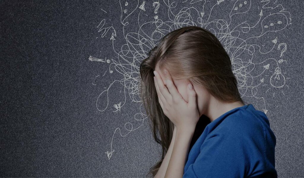 Chica experimentando ansiedad y visión borrosa