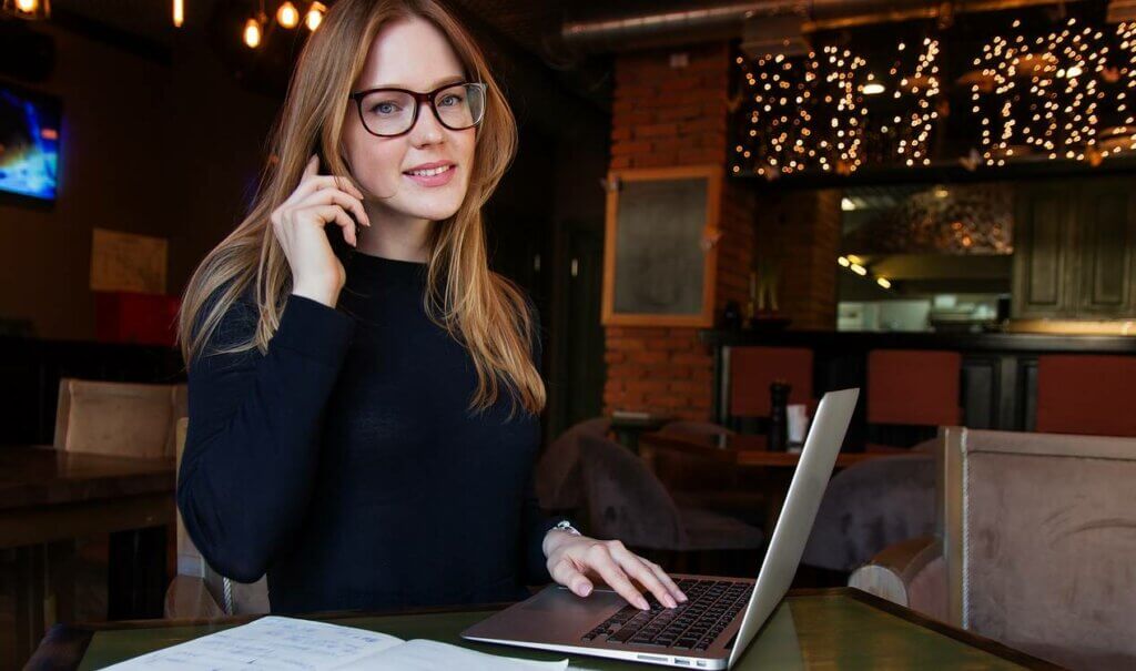 Chica con gafas y ordenador