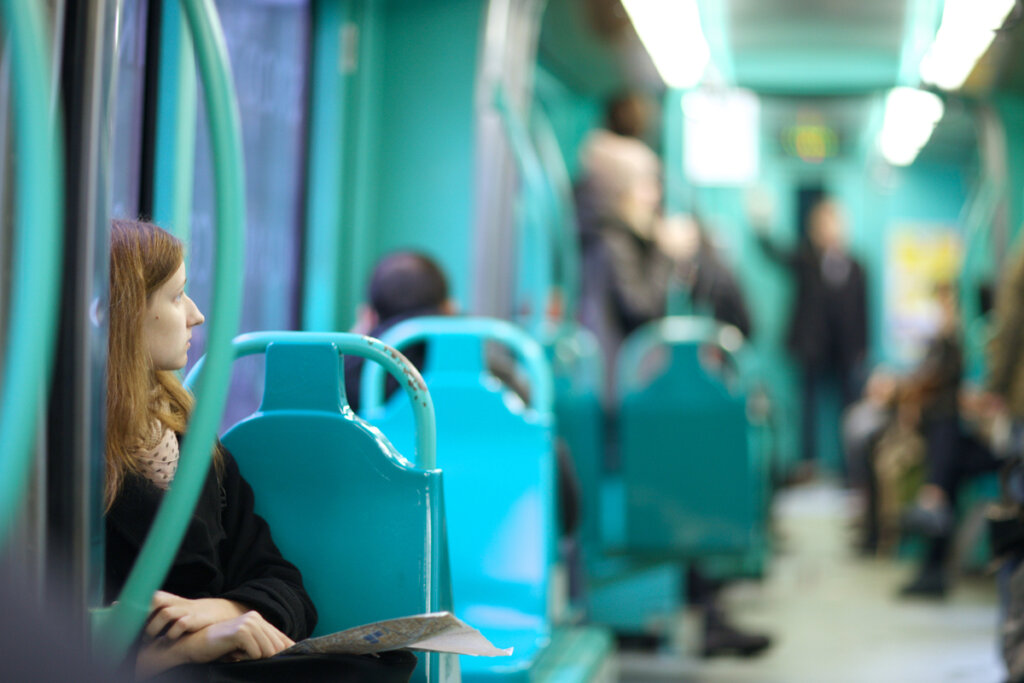 Fille dans le métro à la recherche