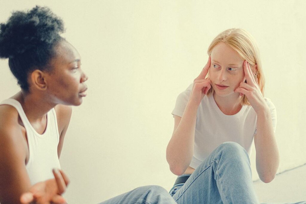 chicas hablando intentando solucionar las discusiones que terminan mal