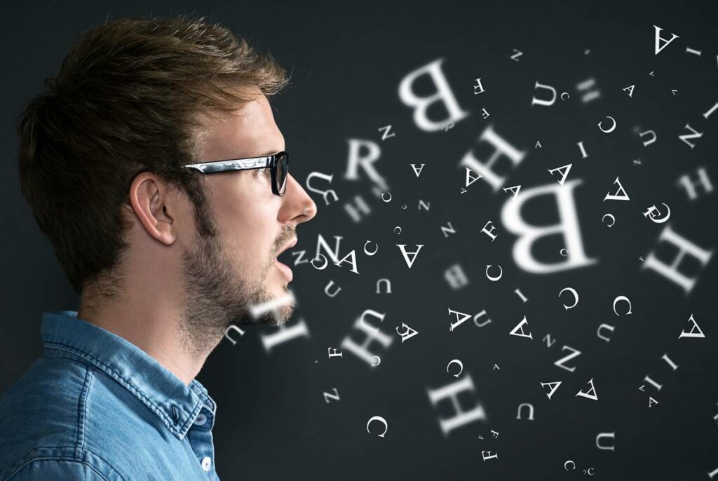 Chico expresando letras y preguntándose ¿oor qué a veces hablamos solos?