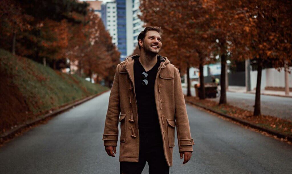 Chico sonriendo mientras pasea