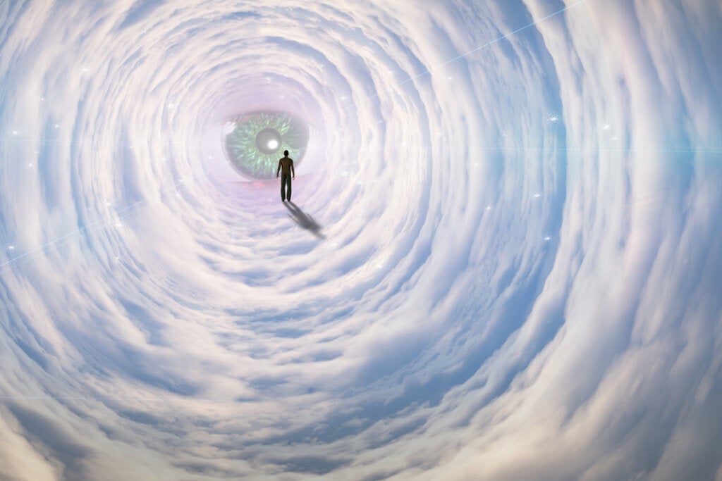 Hombre caminando entre nubes representando la entropía psicológica