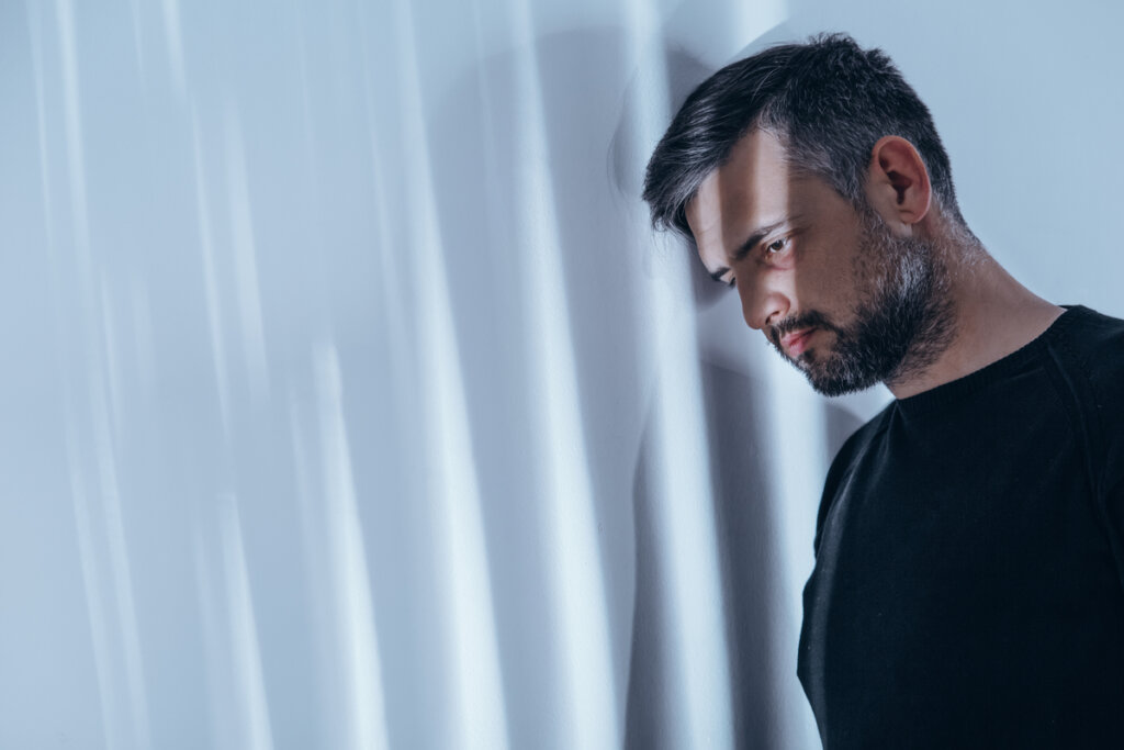 Mann nimmt Cannabidiol zur unterstützenden Behandlung von Schizophrenie