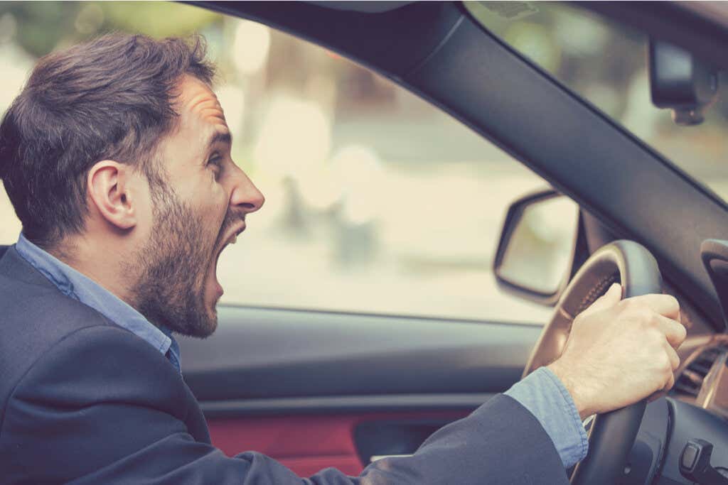 Hombre gritando conduciendo