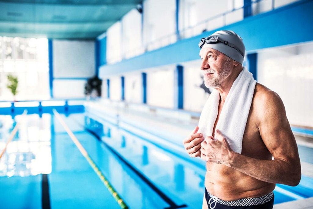 Hombre mayor en piscina para representar que tu edad real de tu cerebro