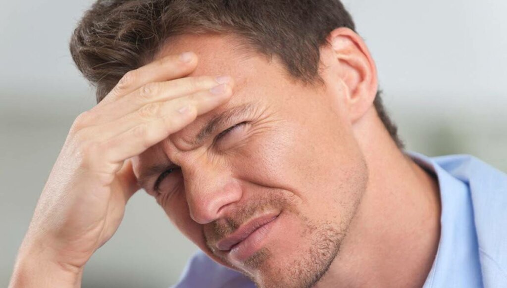 Hombre con dolor debido a la fotofobia