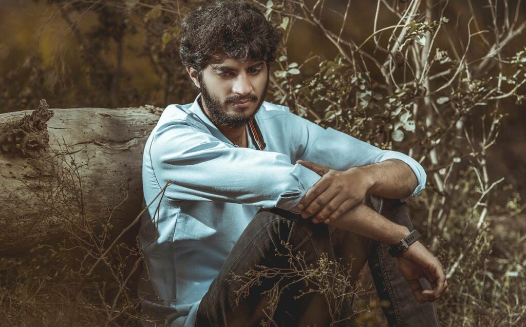 hombre sufriendo pesadumbre emocional