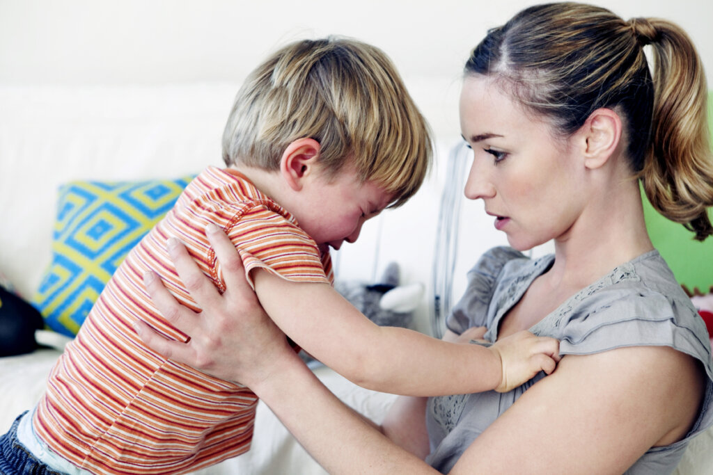Madre hablando con su hijo sobre su rabieta