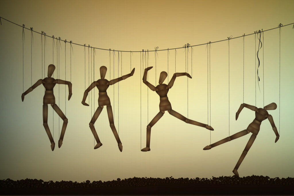 Marionetas colgadas para representar los efectos dela desaprobación de nuestros padres