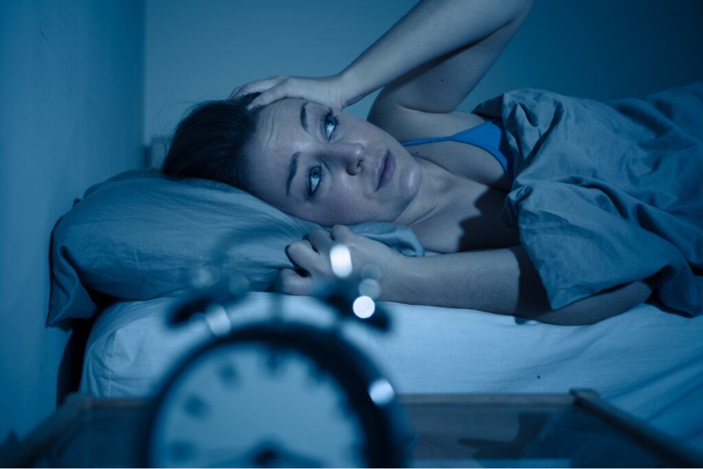 Mujer con ansiedad por la noche