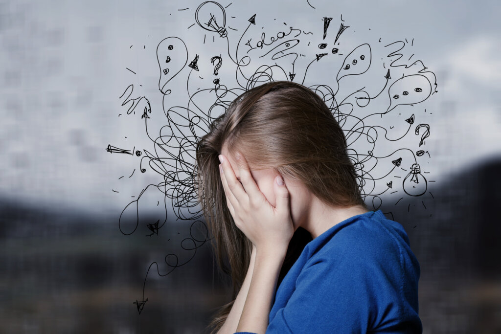 Mujer con ansiedad por sus pensamientos