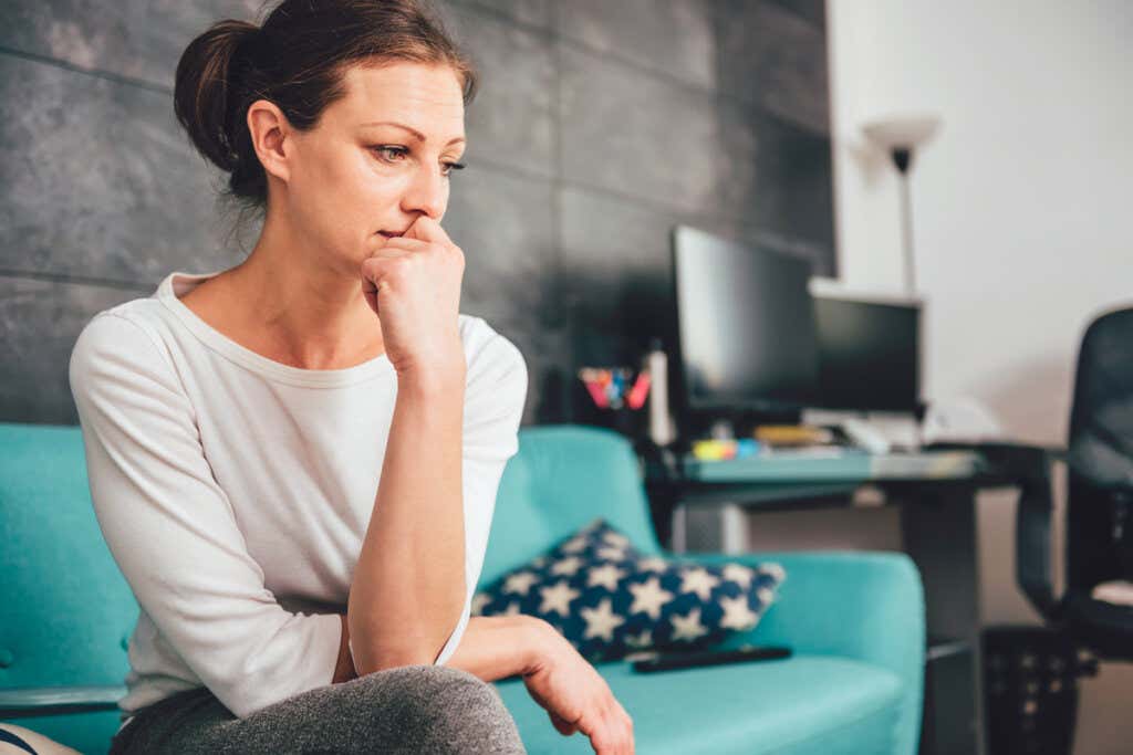 Mujer pensando en si sufre ansiedad por preocupación