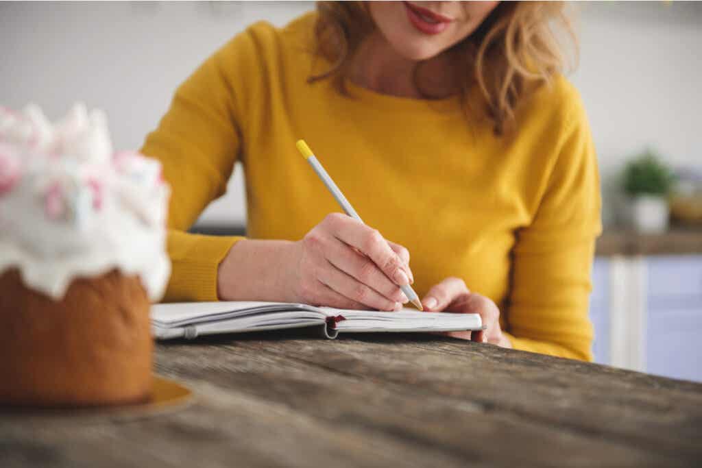 Vrouw die dingen opschrijft in een notitieboekje