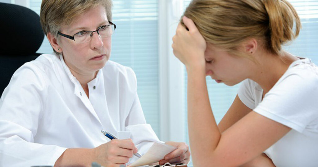 Mujer con lupus y depresión en el médico